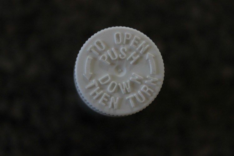 Image of pill bottle top.