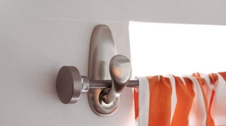 CurtainRodHangingonHookforListicle