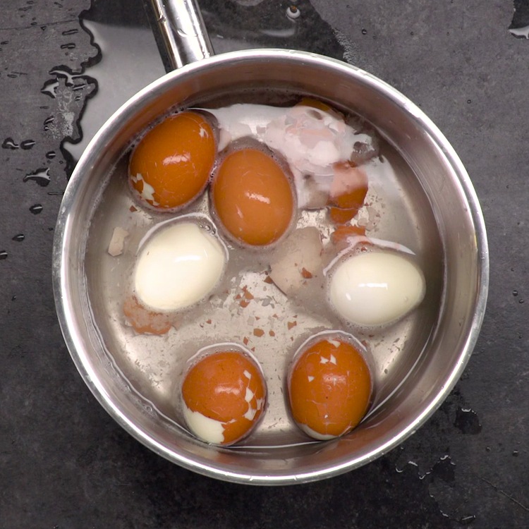 This life-changing tip makes peeling a bunch of boiled eggs eggstraordinarily easy.