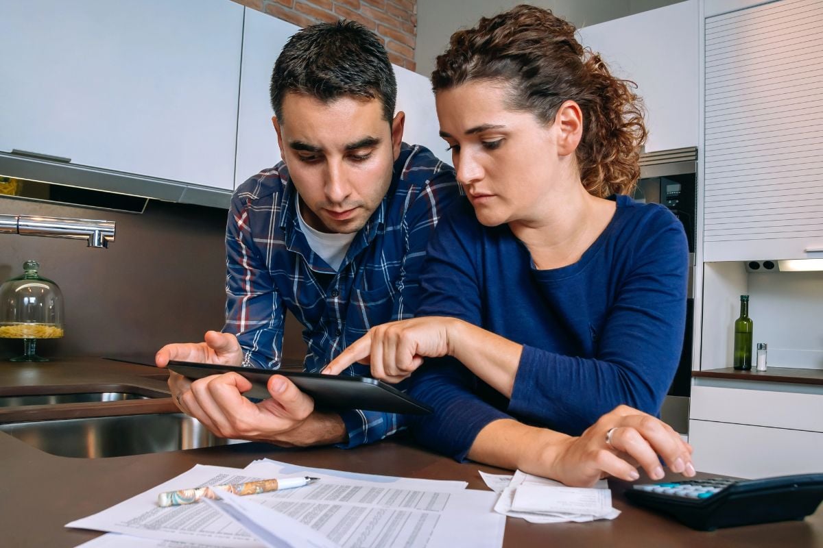 Woman Plans Secret Bank Account To Hide Inheritance From Longtime Partner(02)