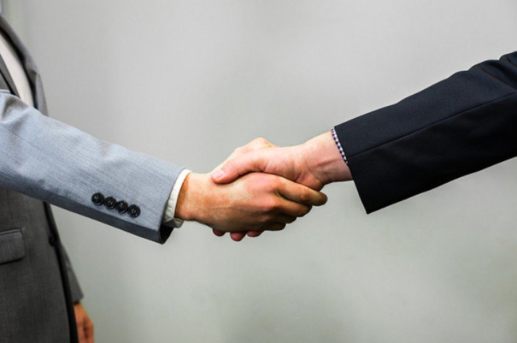 body language shaking hands