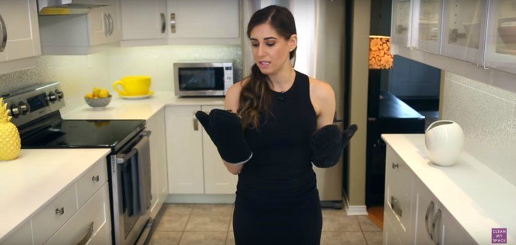 Image of oven mitts.