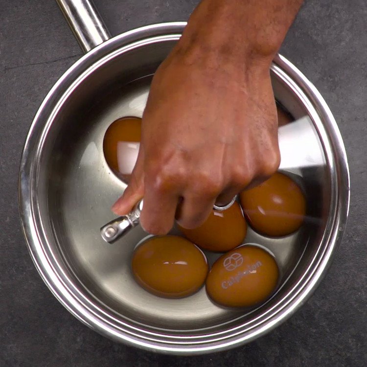 This life-changing tip makes peeling a bunch of boiled eggs eggstraordinarily easy.