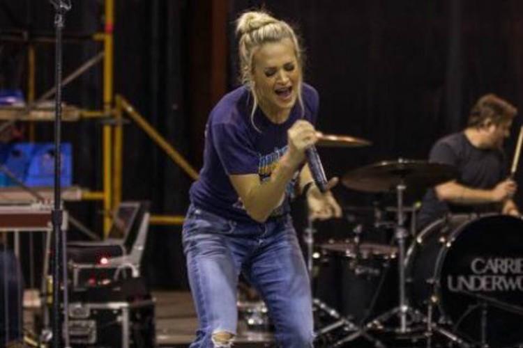 Image of Carrie Underwood singing.
