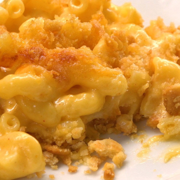 Baked Mac & Cheese close-up texture