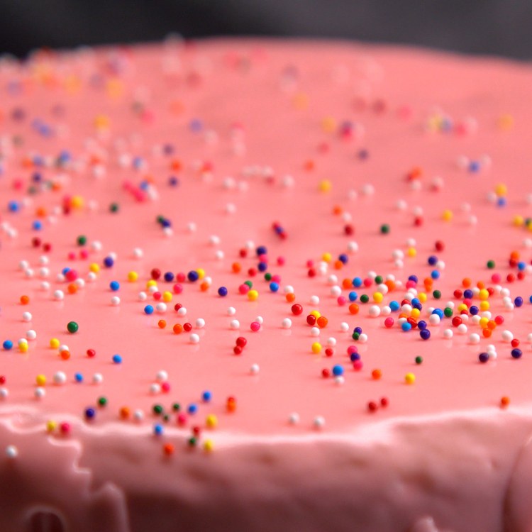 Frost an entire cake in 2 minutes with this life-changing frosting hack that makes cake decorating... a piece of cake!