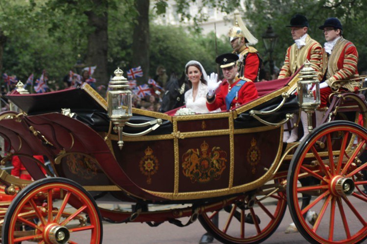 Image of Prince William and Kate Middleton in wedding carriage.