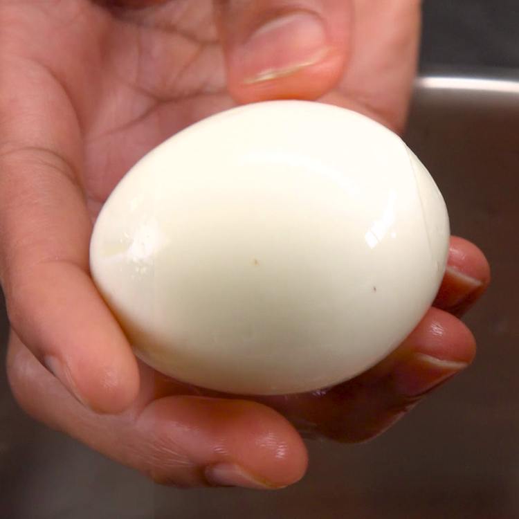 This life-changing tip makes peeling a bunch of boiled eggs eggstraordinarily easy.