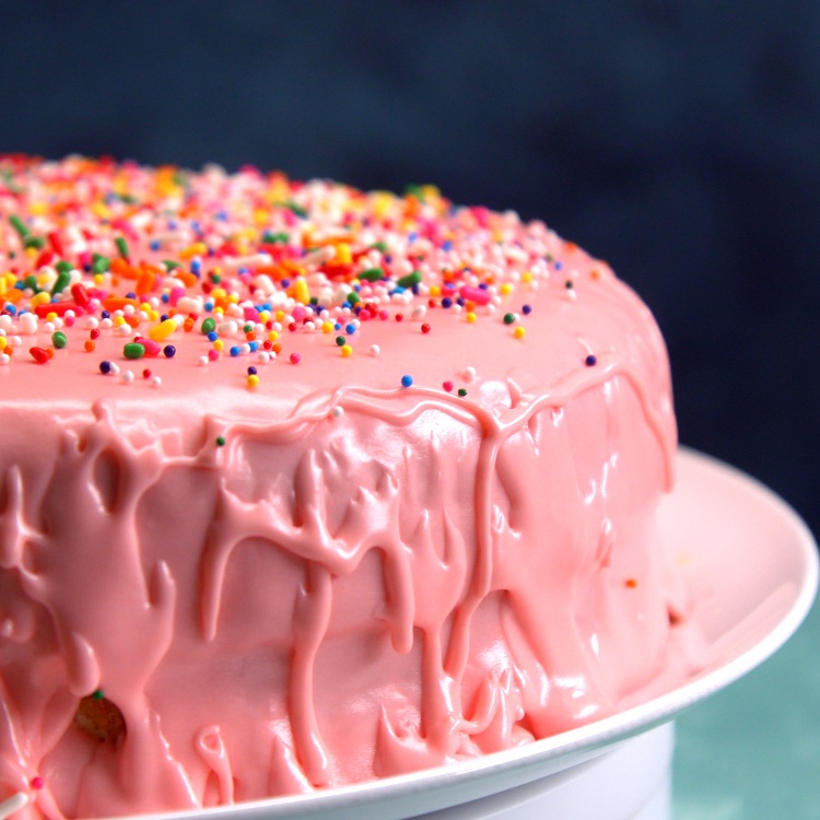 Frost an entire cake in 2 minutes with this life-changing frosting hack that makes cake decorating... a piece of cake!