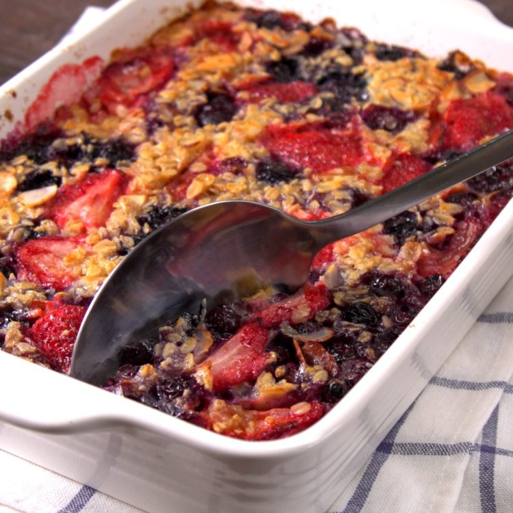 Heartwarming breakfast bake spiced with brown sugar and cinnamon, and filled with creamy rolled oats, toasted almonds, and juicy strawberries & blueberries.