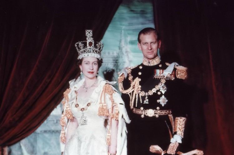 Image of Queen Elizabeth at coronation.