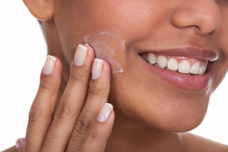 WomanApplyingFaceLotionCoconutOilList