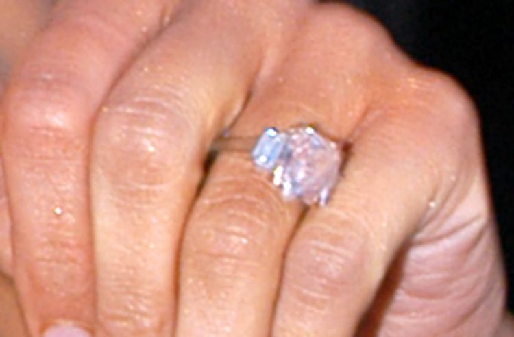 Image of Jennifer Lopez' engagement ring from Ben Affleck