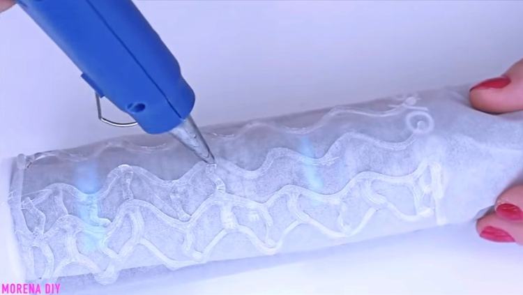 Make a DIY bag out of hot glue